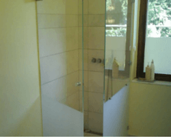 Alle former for glasafskærmninger til badeværelset: Brusedøre, brusenicher, glasvægge, spejle mv